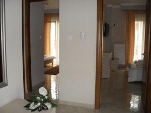 Kamar mandi di Kyknos De Luxe Suites & Rooms