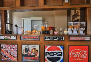 un mostrador restaurante con señales de pepsi y cocacola en Trip Bariloche Select en San Carlos de Bariloche