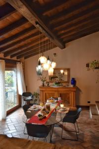 sala de estar con mesa y sillas en B&B Il Melograno del Garda, en Padenghe sul Garda