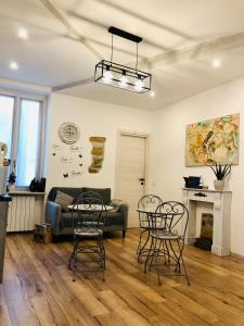 sala de estar con sofá, sillas y mesa en Rial Maison en Bergamo