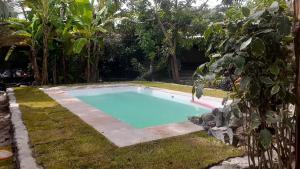 a swimming pool in the middle of a yard at Chale Kangaroos Imbassai in Imbassai