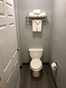 een kleine badkamer met een wit toilet en handdoeken bij GreenTree Inn Denver Tech Center in Centennial