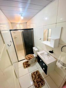 ein weißes Badezimmer mit Toilette und Waschbecken in der Unterkunft Casa beira mar de Maragogi - Al in Maragogi + 17 Fotos