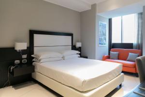 Ένα ή περισσότερα κρεβάτια σε δωμάτιο στο Marconi Hotel