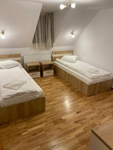 Łóżko lub łóżka w pokoju w obiekcie Csomád Apartments