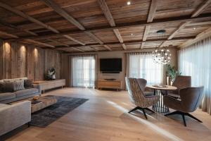 a living room with a couch and a table at Pescosta Chalet Luxury Living in San Vigilio Di Marebbe