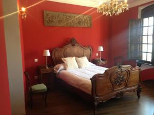 
A bed or beds in a room at Hotel Rural las Cinco Ranas
