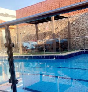 una piscina con vistas a un edificio en جُمان للعائلات, en Yeda