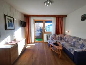 ein Wohnzimmer mit einem Sofa und einem Tisch in der Unterkunft Apart Kofler's Panorama-Zillertal in Fügen