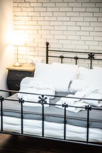 a bed with two mattresses and a lamp on a table at Apartament w Centrum Ostróda in Ostróda