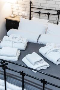 a bed with white towels sitting on top of it at Apartament w Centrum Ostróda in Ostróda