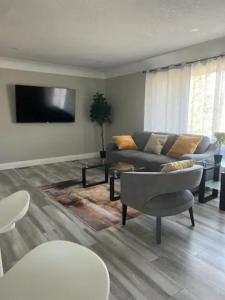 uma sala de estar com um sofá e uma televisão em ENTIRE 2 BEDROOM APARTMENT DOWNTOWN - u3 em Waterloo