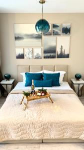 een slaapkamer met een bed met een tafel erop bij MAGRI Luxurious Apartment A42 Borovets Gardens in Borovets