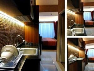 uma cozinha com dois lavatórios e um quarto com uma cama em Apartement Grand Asia Afrika Bandung by House Of Tofi em Bandung