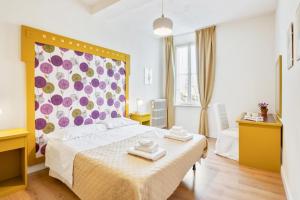 a bedroom with a bed with a floral wall at AriediParma Appartamenti in Parma