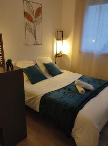 Ένα ή περισσότερα κρεβάτια σε δωμάτιο στο Villa Raphaëlle #3 Centre ville avec parking