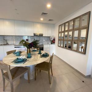 A kitchen or kitchenette at Madinat Jumeirah Living - Lamtara 2