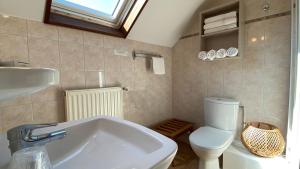 y baño con aseo, lavabo y bañera. en Logis La Chaumière Saint-Maurice, en Thorens-Glières