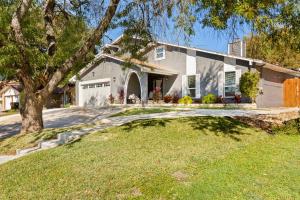 een huis met een boom en een oprit bij CYC Mega House with BBQ Gazebo in San Antonio