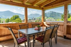 Vista generica sulle montagne o vista sulle montagne dall'interno del bed & breakfast
