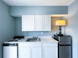 A kitchen or kitchenette at Sunrise Resort Motel South