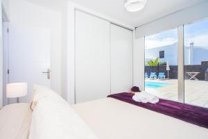 The swimming pool at or close to Eslanzarote Eco Villa Tony, heated pool, jacuzzi, Sat tv, Super wifi