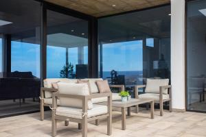 A seating area at Eslanzarote Eco Villa Tony, heated pool, jacuzzi, Sat tv, Super wifi
