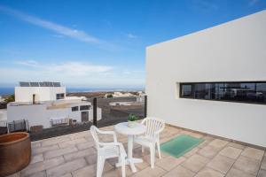 A balcony or terrace at Eslanzarote Eco Villa Tony, heated pool, jacuzzi, Sat tv, Super wifi