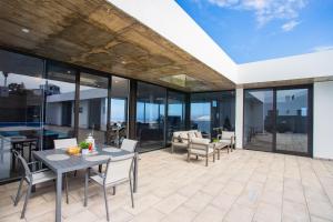 A balcony or terrace at Eslanzarote Eco Villa Tony, heated pool, jacuzzi, Sat tv, Super wifi