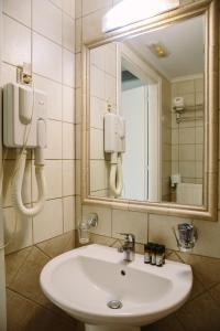 A bathroom at Grand Hotel Dentro