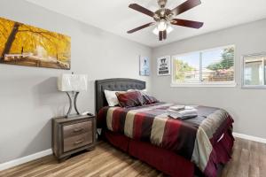 een slaapkamer met een bed en een plafondventilator bij CYC Mega House with BBQ Gazebo in San Antonio +96 foto's