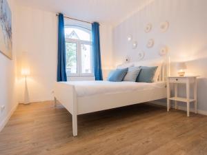 - un lit blanc dans une chambre avec fenêtre dans l'établissement EUPHORAS - Geschmackvolles Apartment in Hannover, à Hanovre