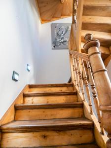 een houten trap in een huis met houten vloeren bij Charmantes Apartment in Hannover in Hannover