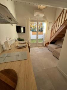 a living room with a table and a couch at Les Embruns, océan et centre ville à pied in Capbreton