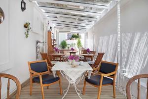 ein Esszimmer mit Tisch und Stühlen in der Unterkunft Moshinos Hotel in Ayvalık