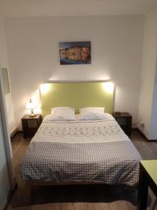 1 dormitorio con 1 cama grande y cabecero verde en Entre le Pont 9 et l'Eveque , Les Hauts de Honfleur, Piscine, WIFI et Parking gratuits, en Équemauville