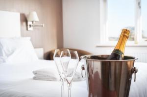 Ibstone的住宿－The Chilterns Fox，桌子上放有一瓶香槟和两杯香槟酒