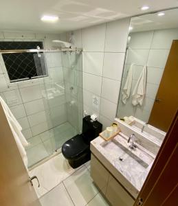 een badkamer met een douche, een wastafel en een toilet bij Ponta de Campina - Vista p/ mar - Caribe Paraibano - João Pessoa/PB in Cabedelo