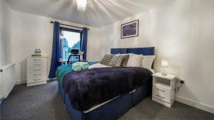Ένα ή περισσότερα κρεβάτια σε δωμάτιο στο LiveStay-New Private Apartment Building Minutes From Heathrow