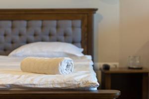 Un pat sau paturi într-o cameră la Pensiunea Izvorul Zanelor
