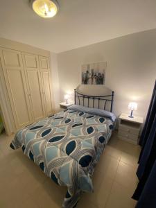 Łóżko lub łóżka w pokoju w obiekcie Nice rooms in a shared apartment in the centre of Corralejo Habitaciones en piso compartido