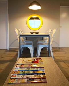 ein Tisch mit Stühlen und ein Spiegel an der Wand in der Unterkunft Naranjo 9D in San Salvador de Jujuy