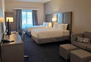 Кровать или кровати в номере Comfort Suites Scottsdale Talking Stick Entertainment District