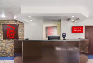 a red roof inn lobby with a reception desk at Red Roof Inn Darien - I-95 North Brunswick in Darien