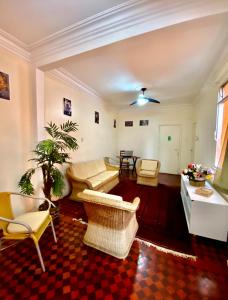een woonkamer met een bank en stoelen bij Rio Guesthouse - Um quarteirão da Praia de Copacabana in Copacabana