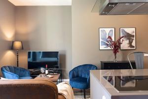 Televízia a/alebo spoločenská miestnosť v ubytovaní Central Suites Barcelona