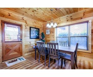 Uma TV ou centro de entretenimento em Robins Nest - WC Accessible, Views, Community Pool