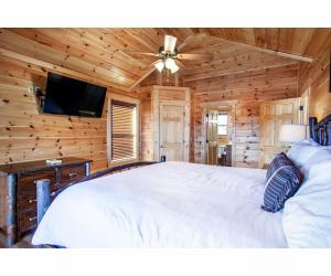 Cama ou camas em um quarto em Robins Nest - WC Accessible, Views, Community Pool