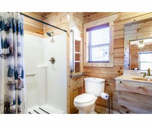 Um banheiro em Robins Nest - WC Accessible, Views, Community Pool