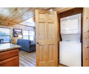 A cozinha ou cozinha compacta de Robins Nest - WC Accessible, Views, Community Pool